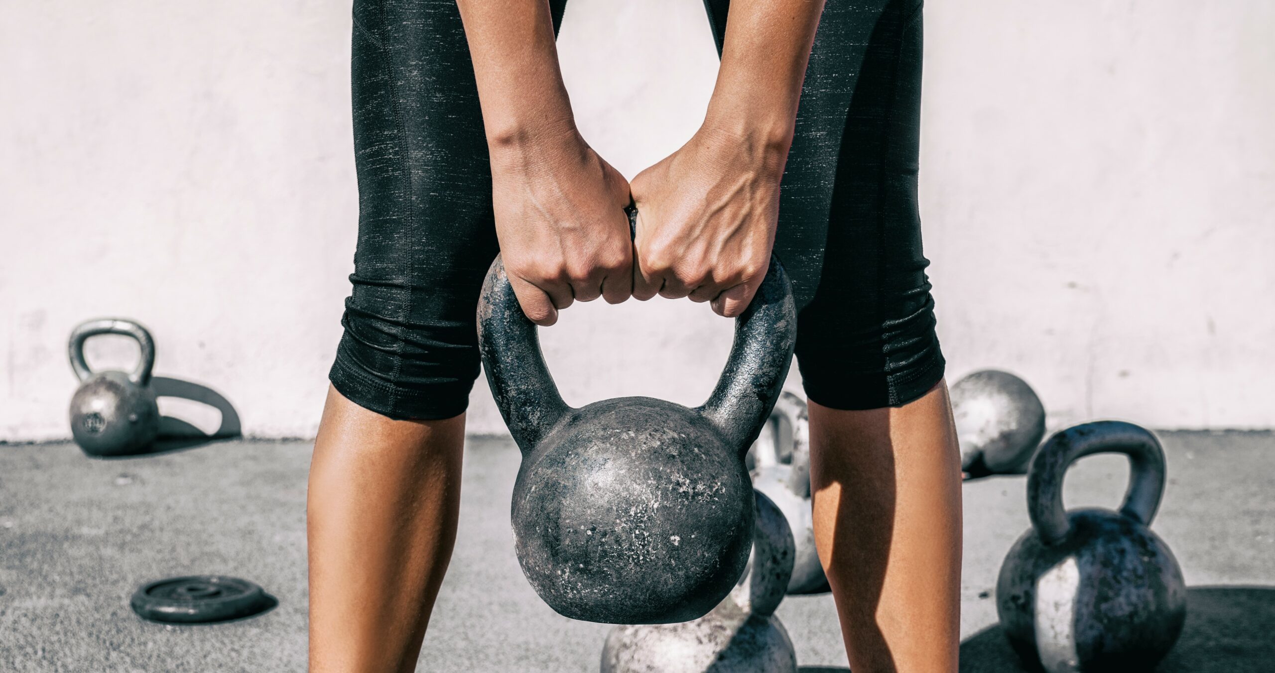 Kvinne løfter kettlebell